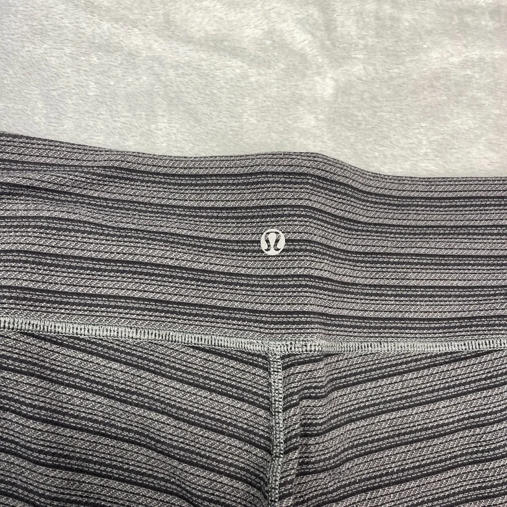 Lululemon Leggings Womens 10 (30x21) Gray Black Horizontal Stripe Athletica Crop